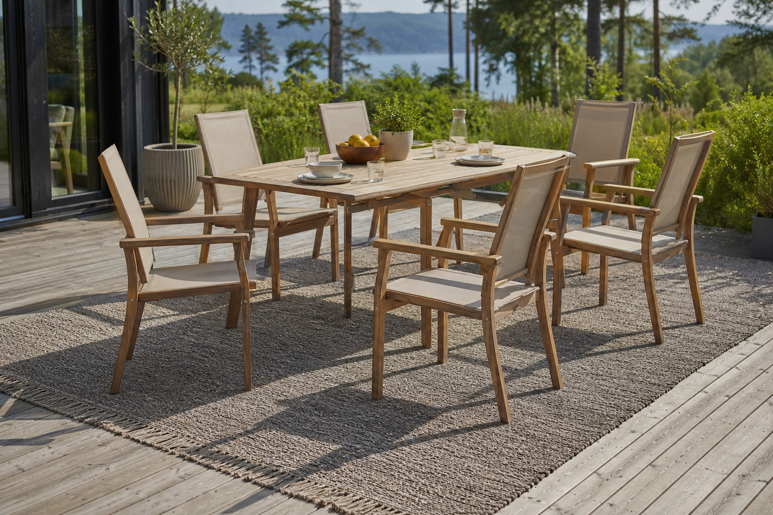 200x300 cm utematta under matplats med sex stolar på rejäl altan